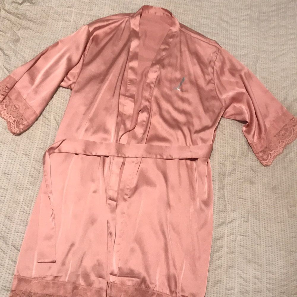 Sexy mauve robe with the letter L